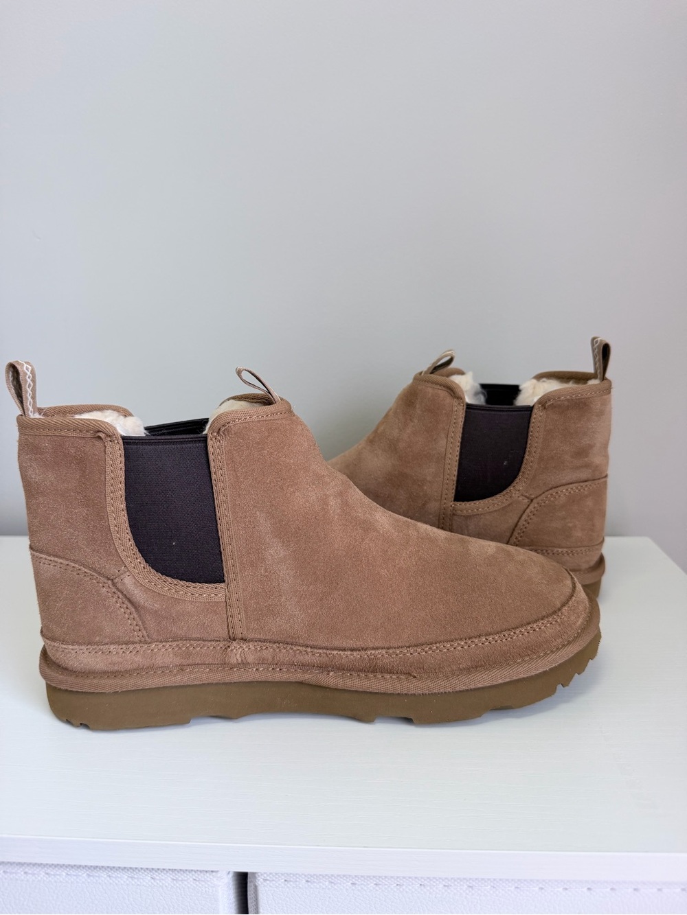 UGG  Men's Mini Chelsea Suede Boot in Chestnut Tan sz US 6, EU 38